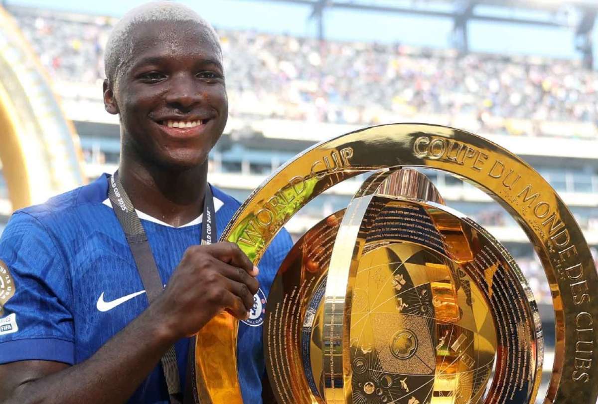 Moisés Caicedo también fue reconocido por la FIFA