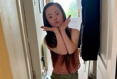 Chloe Lennon, quien ten&iacute;a 5 a&ntilde;os, impuls&oacute; la iniciativa de los calcetines diferentes en el D&iacute;a del s&iacute;ndrome de Down.