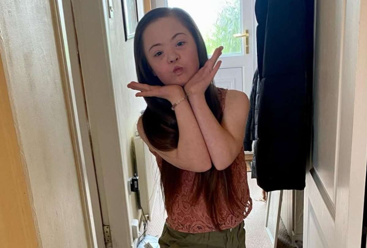 Chloe Lennon, quien ten&iacute;a 5 a&ntilde;os, impuls&oacute; la iniciativa de los calcetines diferentes en el D&iacute;a del s&iacute;ndrome de Down.