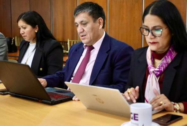 El fiscal subrogante Wilson Toainga (centro) present&oacute; 58 elementos de convicci&oacute;n contra el abogado Len&iacute;n V. 