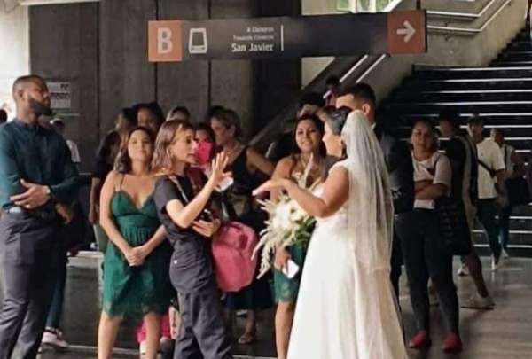 En redes sociales, los internautas deseaban &eacute;xitos a la pareja que se tom&oacute; fotos en el Metro de Medell&iacute;n.