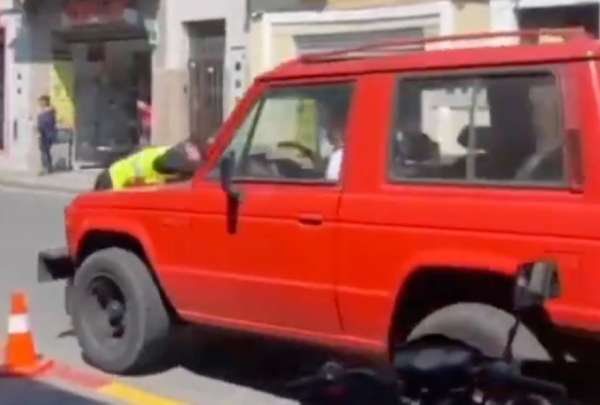 La Empresa P&uacute;blica de Movilidad de Cuenca condena el incidente, mientras el conductor enfrenta cargos por agresi&oacute;n y resistencia