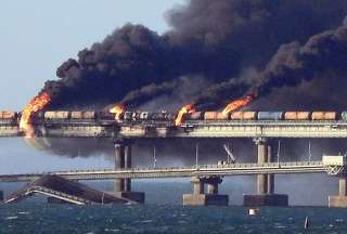 Explosi&oacute;n destroza parte del puente de Crimea