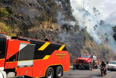 El Cuerpo de Bomberos de Quito realiza tareas para sofocar un incendio en un una loma en la autopista General Rumi&ntilde;ahui.
