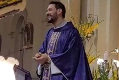 Un sacerdote en Per&uacute; causa furor en TikTok