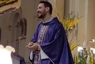 Un sacerdote en Per&uacute; causa furor en TikTok
