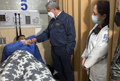 Patricio Carrillo, ministro del Interior, visit&oacute; a los militares heridos en el Hospital de la Polic&iacute;a, al norte de Quito.