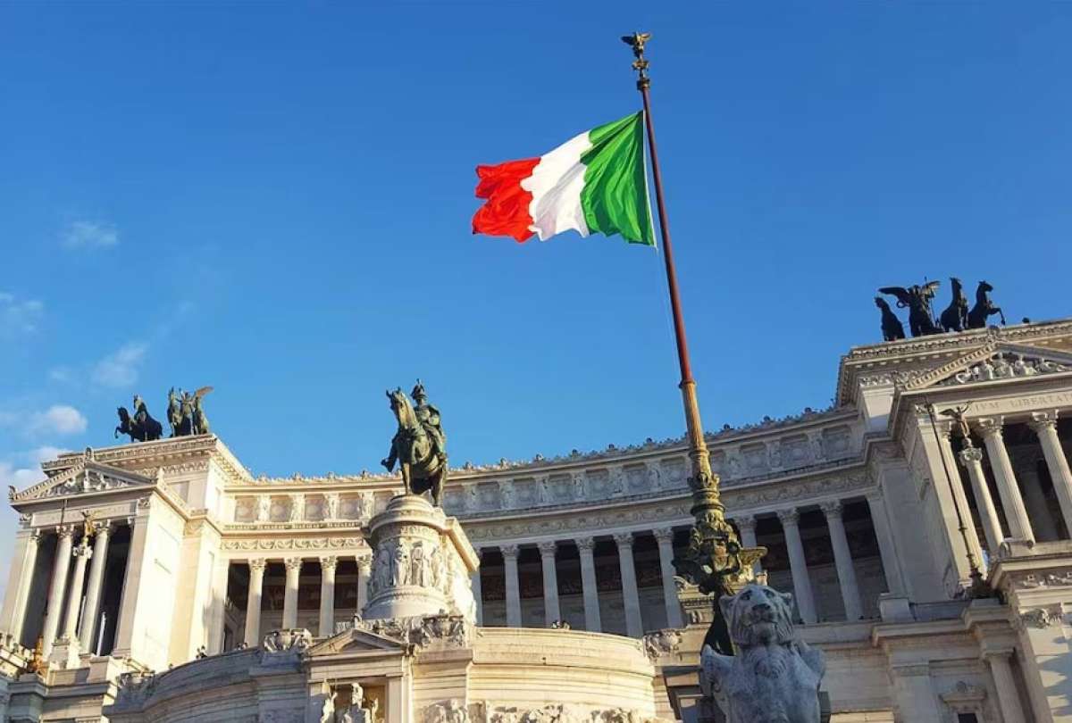 En Italia, le conceden la nacionalidad por derecho de sangre basado en las raíces de sus antepasados.