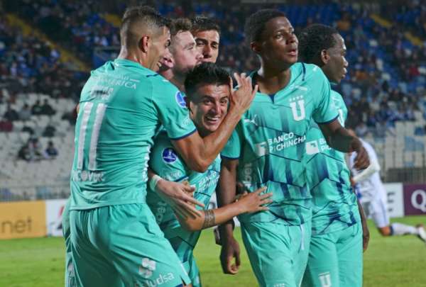 Andr&eacute;s L&oacute;pez (centro) celebra su gol ante Antofagasta