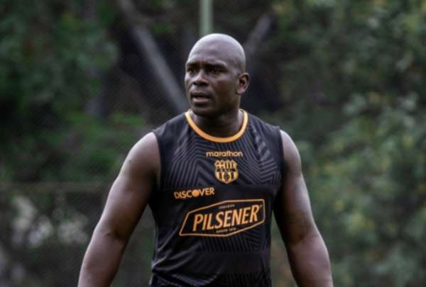 Segundo Castillo sorprendi&oacute; con su nuevo traje
