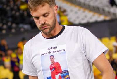 El golero Javier Burrai llev&oacute; una camiseta en homenaje a Justin Cornejo.