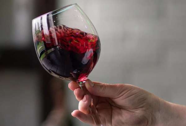Estudio: Harvard desaf&iacute;a teor&iacute;a sobre beneficios de una copa de vino al d&iacute;a para la salud