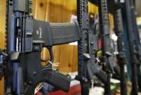 La norma prohibiría que la población civil adquiera armas de asalto.