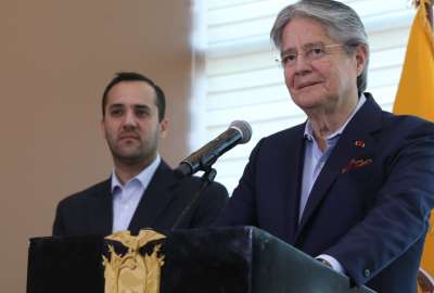 El presidente Guillermo Lasso junto al canciller Juan Carlos Holgu&iacute;n (izq.), a su llegada a Ecuador.