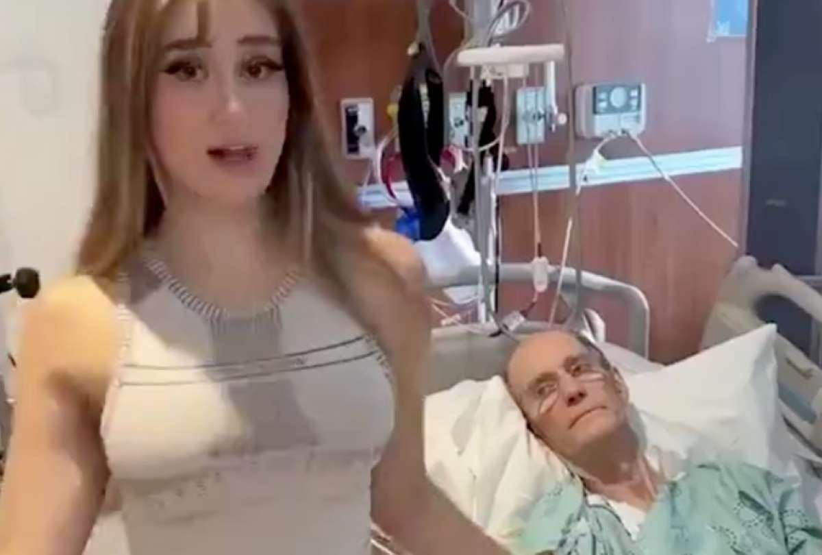 Una joven tiktoker bailó junto a la cama de su novio de 85 años. 