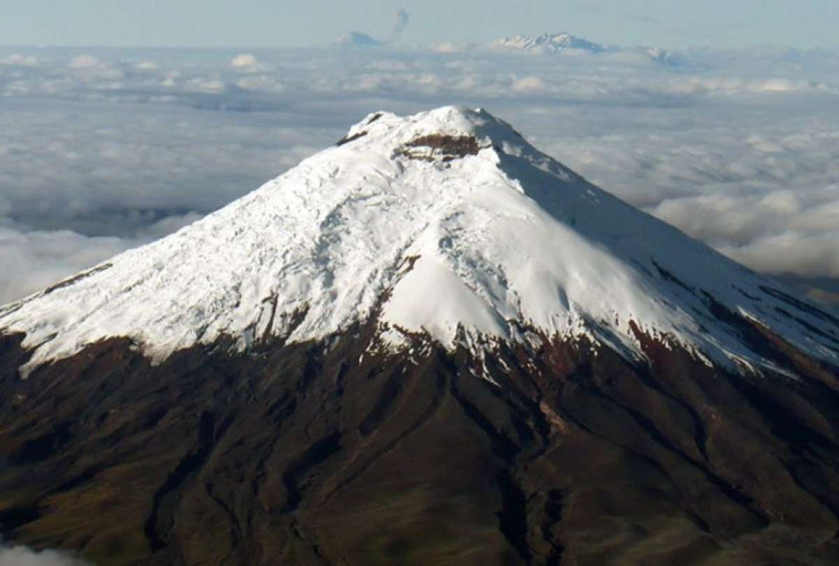 Sobrevuelo al Cotopaxi registra la emisi&oacute;n de una columna de gas