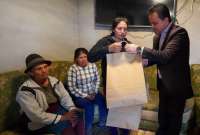 El ministro Esteban Bernal (der.) entregó 'kits' de vestimenta a la familia del menor.