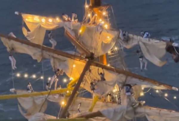 Instante cuando el buque Escuela Cuauhtémoc chocó contra el Puente de Brooklyn