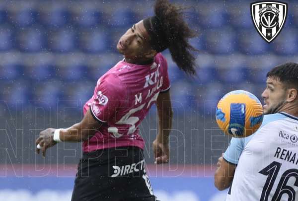 Marco Angulo, de Independiente del Valle, cabecea ante la marca de Renato C&eacute;sar