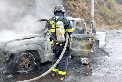 Se registr&oacute; un veh&iacute;culo incendi&aacute;ndose en la avenida Sim&oacute;n Bol&iacute;var en Quito