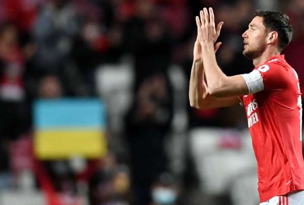 Roman Yaremchuk rompi&oacute; en llanto luego de ver el apoyo a Ucrania en el partido del Benfica