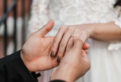&iexcl;Ni el viernes 13 los salv&oacute;! Parejas se casaron en este d&iacute;a