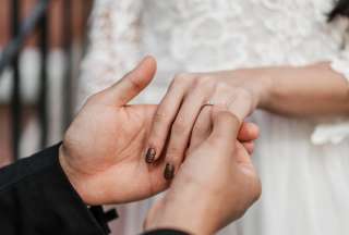 &iexcl;Ni el viernes 13 los salv&oacute;! Parejas se casaron en este d&iacute;a