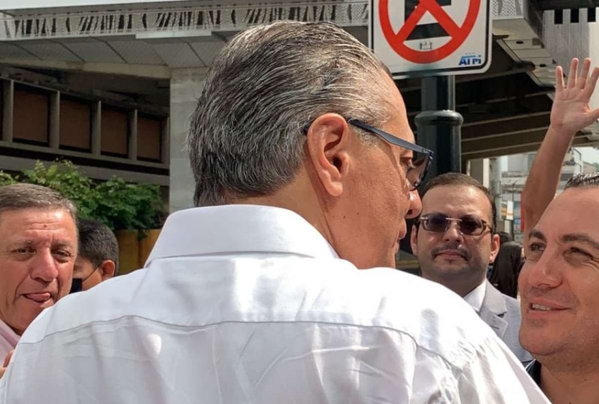 Glas se present&oacute; en la corte, lo acompa&ntilde;aba el juez Moreira