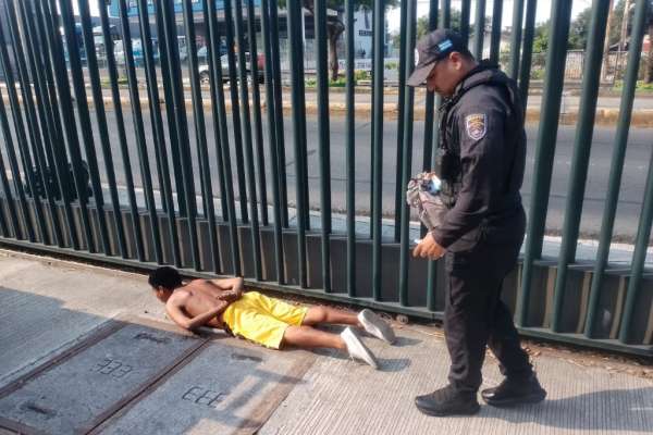 Autoridades detuvieron a un sospechoso de intento de quema de maleza en Guayaquil. 