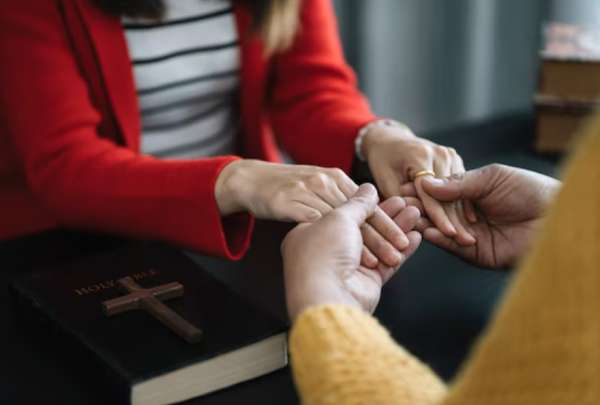 Varios usuarios en redes sociales han denunciado una preocupante estrategia delictiva. Seg&uacute;n relatan, personas se les acercan en la v&iacute;a p&uacute;blica con la aparente intenci&oacute;n de orar por ellos, pero en realidad buscan escopolaminarlos para luego robarles.