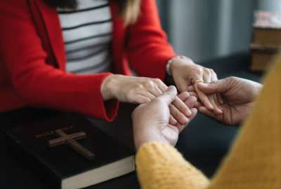 Varios usuarios en redes sociales han denunciado una preocupante estrategia delictiva. Seg&uacute;n relatan, personas se les acercan en la v&iacute;a p&uacute;blica con la aparente intenci&oacute;n de orar por ellos, pero en realidad buscan escopolaminarlos para luego robarles.