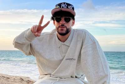 Bad Bunny podr&iacute;a enfrentar un proceso legal por arrojar el celular de una fan&aacute;tica