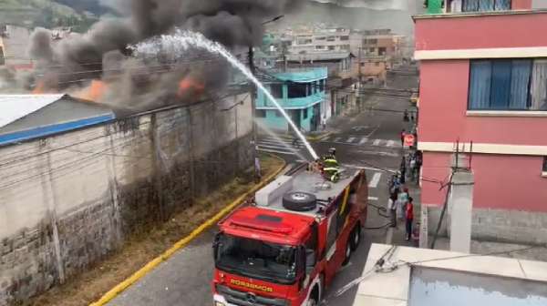Un incendio se registr&oacute; en la bodega de un colegio ubicado al sur de Quito. 