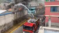 Un incendio se registró en la bodega de un colegio ubicado al sur de Quito.