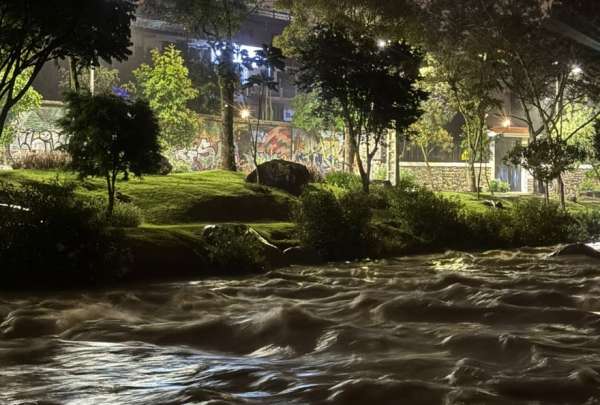 El r&iacute;o Tomebamba de Cuenca est&aacute; en estado de alerta tras las lluvias del jueves, 26 de diciembre de 2024.