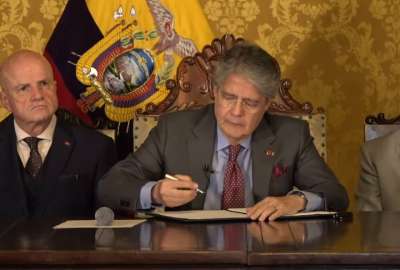 Lasso firma los decretos tras la reuni&oacute;n del gabinete. 