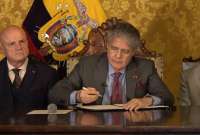 Lasso firma los decretos tras la reuni&oacute;n del gabinete. 