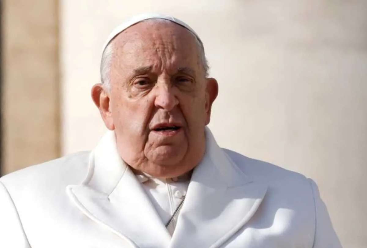 El pont&iacute;fice contin&uacute;a bajo tratamiento en Roma, mientras crecen las especulaciones sobre su futuro y posibles renuncia.