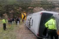 Bus interprovincial se volc&oacute; en Bolivar
