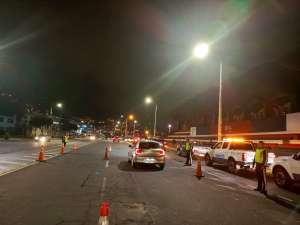 El cuerpo de agentes de tr&aacute;nsito de Quito se encuentra desplegado en la ciudad la noche de este jueves, 28 de marzo de 2024. 
