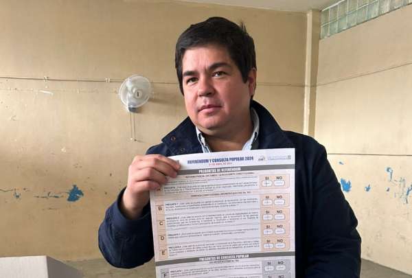 Arturo F&eacute;lix Wong mostr&oacute; su papeleta despu&eacute;s de votar. 