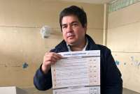 Arturo Félix Wong mostró su papeleta después de votar.