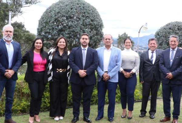 El encuentro de autoridades se desarroll&oacute; en Azogues.