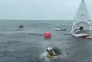 VIDEO: El salto de una ballena hundi&oacute; un bote de turistas en Salinas
