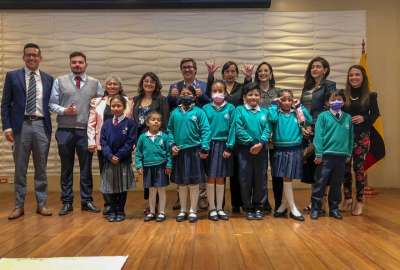En Ecuador hay 3.673 estudiantes sordos dentro del Sistema Nacional de Educaci&oacute;n. Ellos contar&aacute;n con curr&iacute;culo y gu&iacute;as metodol&oacute;gicas para los subniveles: Inicial, Preparatoria y Elemental.