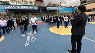 En colegios municipales de Quito se oferta el bachillerato intensivo.