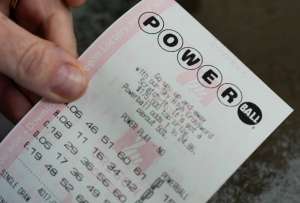 Hombre gana USD 2 millones en Powerball por error al duplicar boleto