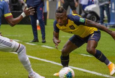 Pervis Estupi&ntilde;&aacute;n (der.), durante el partido ante Colombia, en Quito