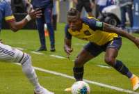 Pervis Estupi&ntilde;&aacute;n (der.), durante el partido ante Colombia, en Quito
