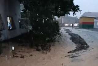 Cuatro casas afectadas y un r&iacute;o desbordado por lluvias en Azuay